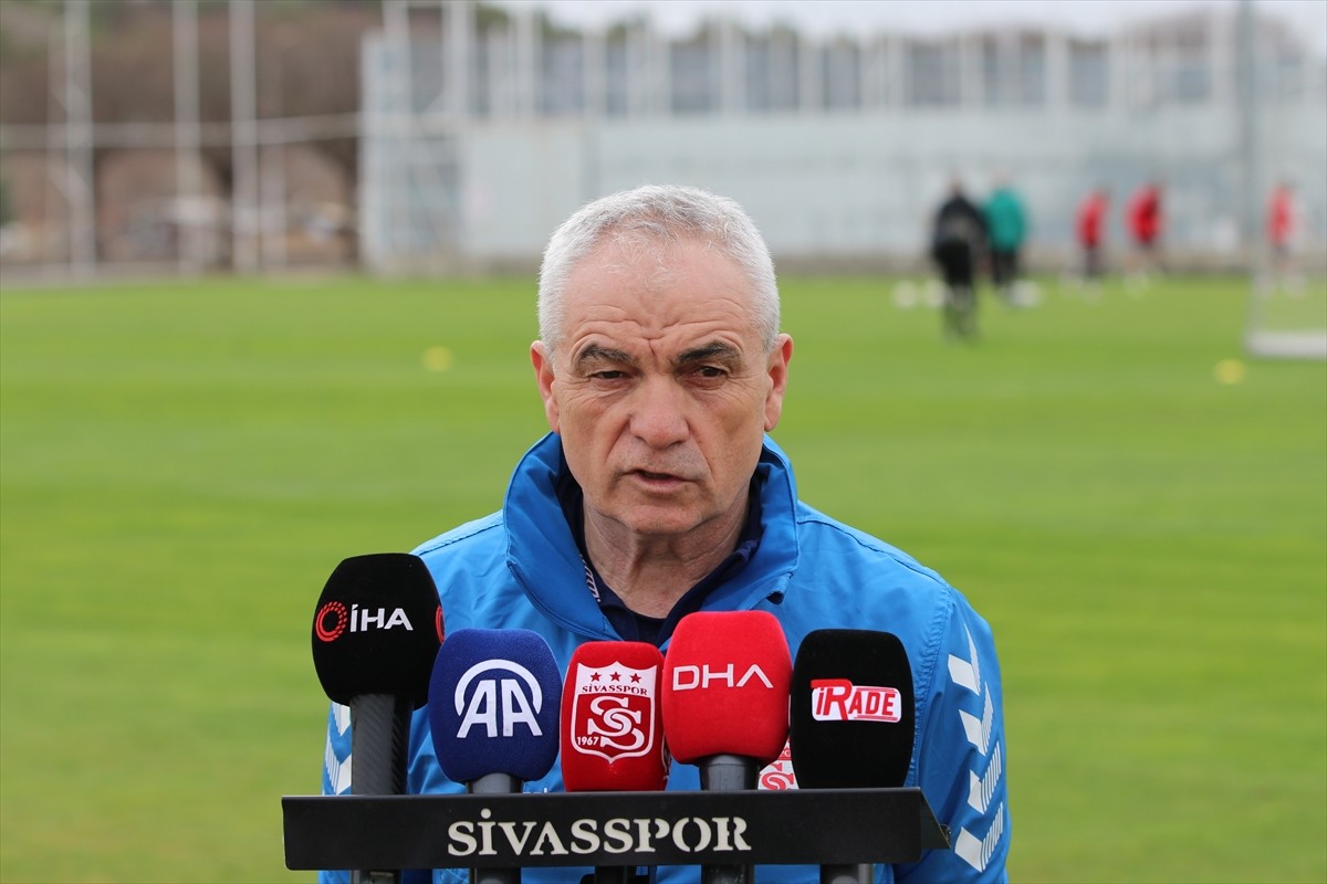 Trendyol Süper Lig ekiplerinden Net Global Sivasspor'da teknik direktör Rıza Çalımbay, ligde...