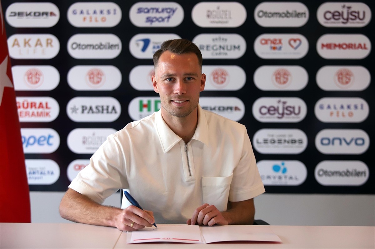 Trendyol Süper Lig ekiplerinden Onvo Antalyaspor, Hollandalı orta saha oyuncusu Sander Van de...