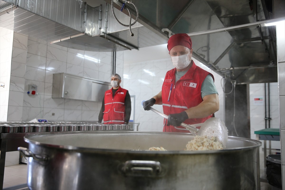 Türk Kızılay Adıyaman Şubesi tarafından iki ay önce kurulan aşevinde hazırlanan yemekler...