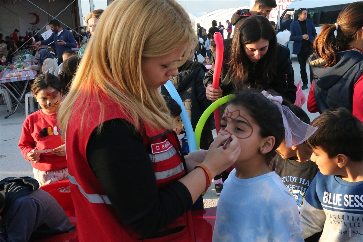 Türk Kızılay Genel Başkanı Fatma Meriç Yılmaz, Hatay'da düzenlenen iftar programında depremzede...