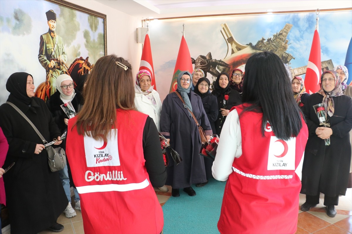 Türk Kızılay Kastamonu Şubesi Kadın Kolları gönüllüleri, şehit ve gazi ailelerinin 8 Mart Dünya...