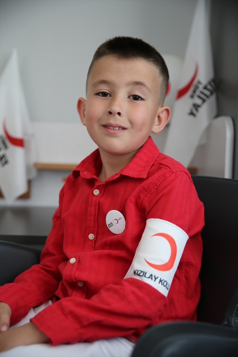 Türk Kızılay, yılbaşında kendilerine kartpostal göndererek gönüllü olmak isteyen Denizli'nin Kale...