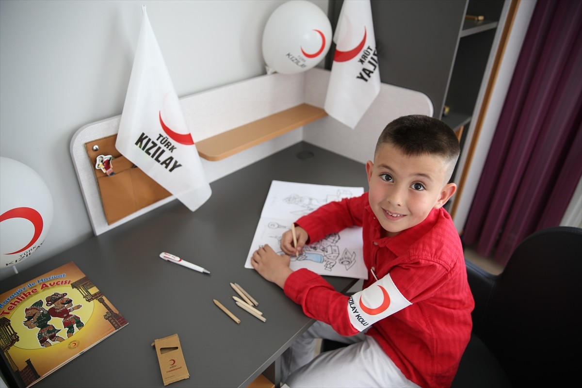 Türk Kızılay, yılbaşında kendilerine kartpostal göndererek gönüllü olmak isteyen Denizli'nin Kale...