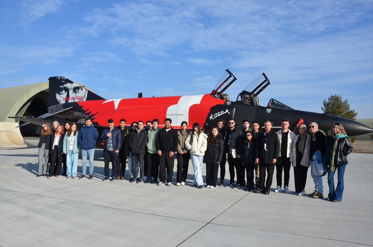 Türkiye'nin çeşitli illerinden gelen ziyaretçiler Hava Kuvvetleri Komutanlığına bağlı birliklerde...