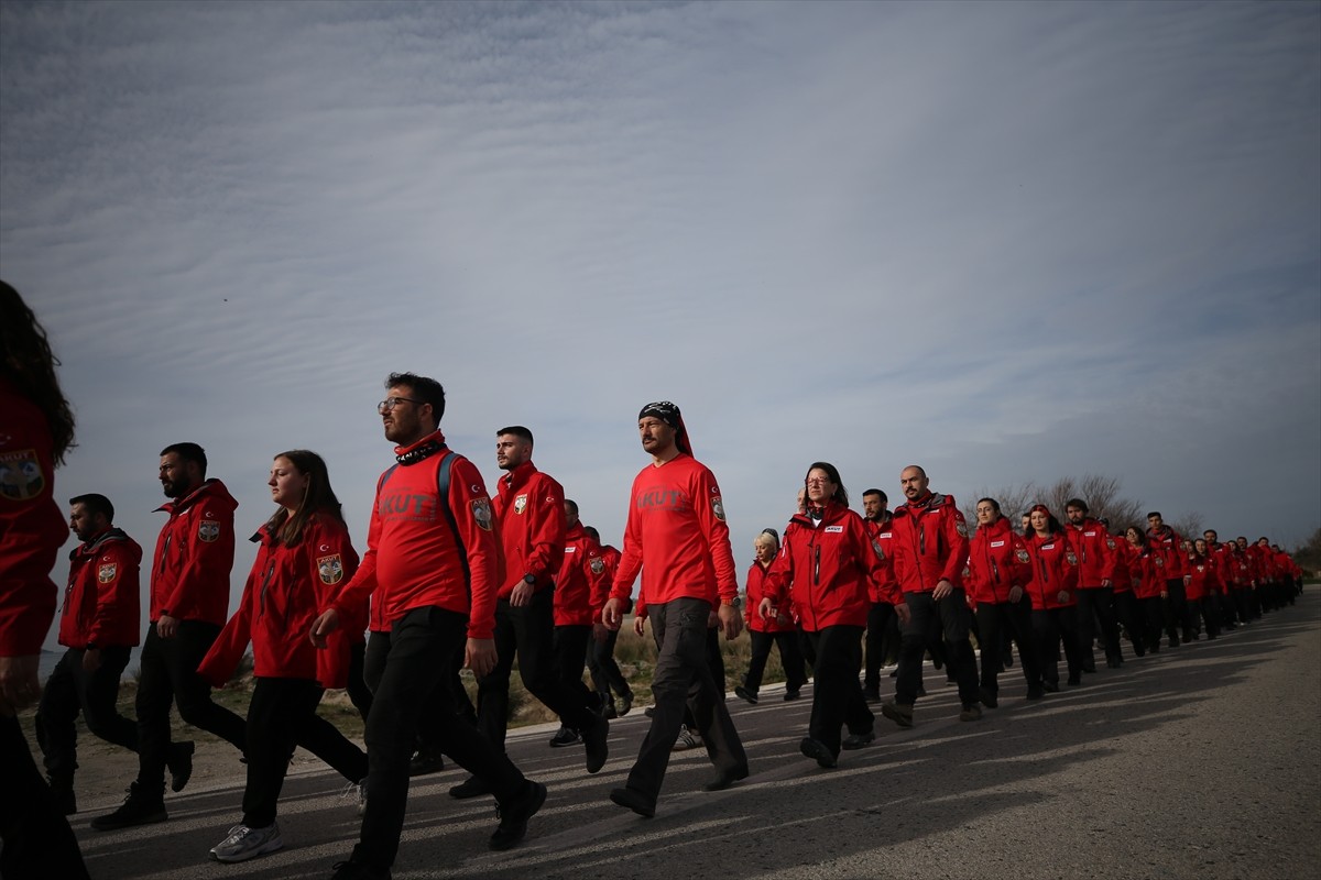 Türkiye'nin dört bir yanından Gelibolu Yarımadası'na gelen AKUT Arama Kurtarma Derneği ekipleri...