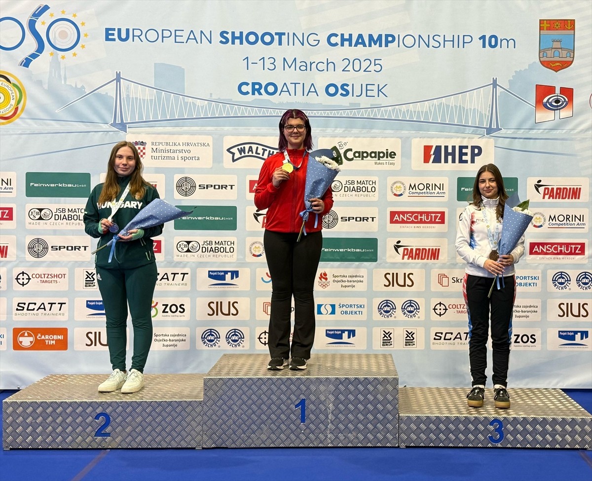 Türkiye'nin; Gülsunar Tarhan (sağ 2), İlayda Nur Çürük (ortada) ve Tuğba Buğur'dan (sol 2) oluşan...