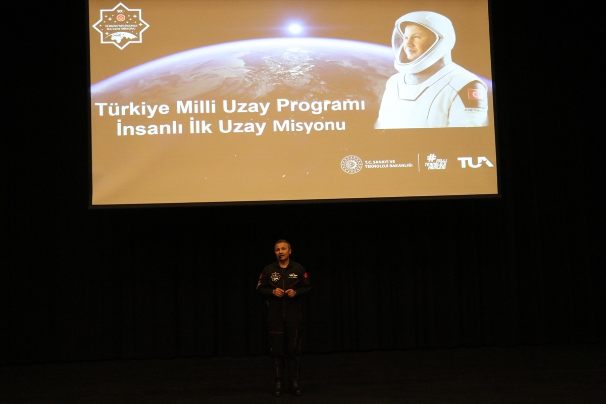 Türkiye'nin ilk astronotu Alper Gezeravcı, "Öğrenci Buluşmaları" kapsamında Rize'de bir dizi...