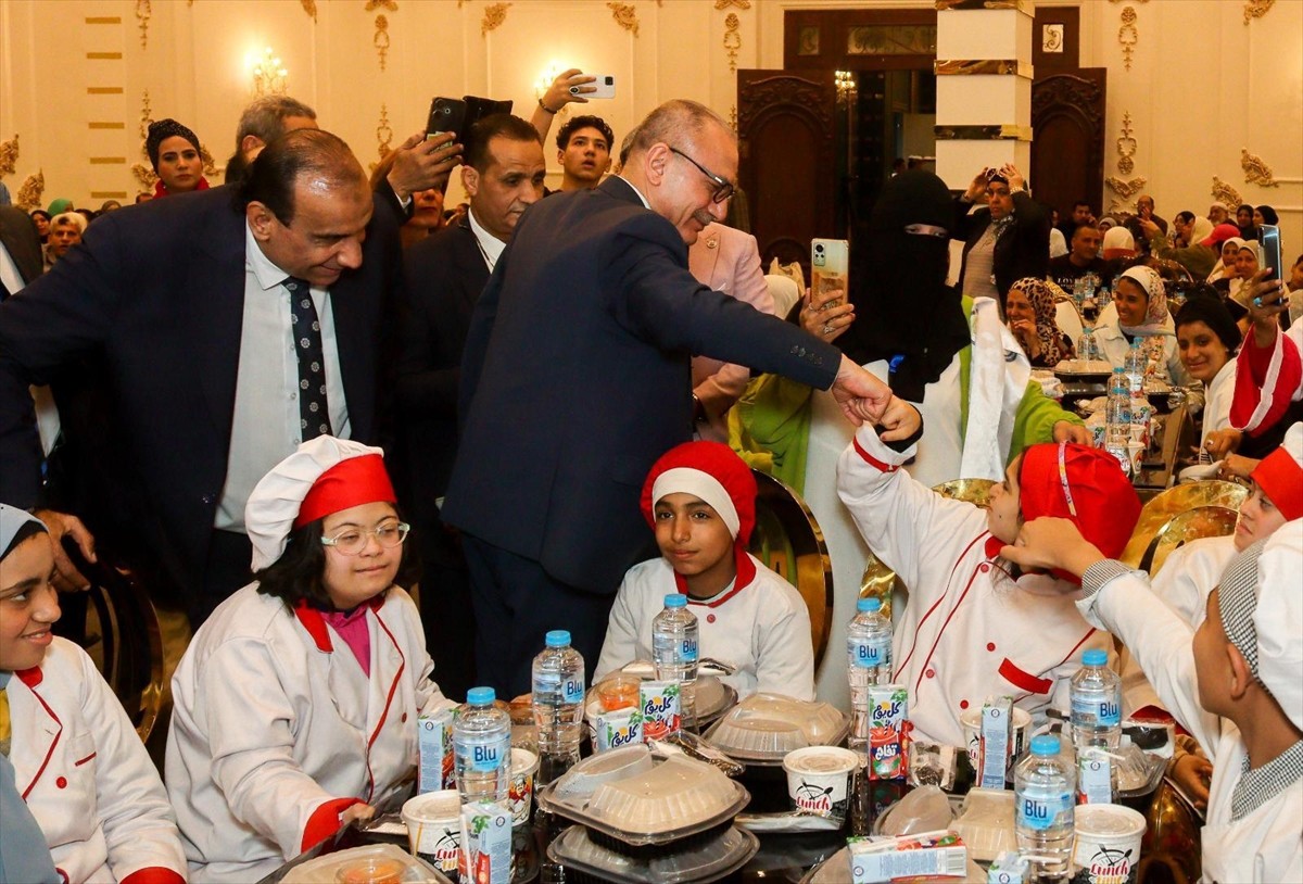 Türkiye'nin Kahire Büyükelçiliği, Kahire'de Mısırlı ailelere 500 kişilik iftar verdi. Kahire'nin...