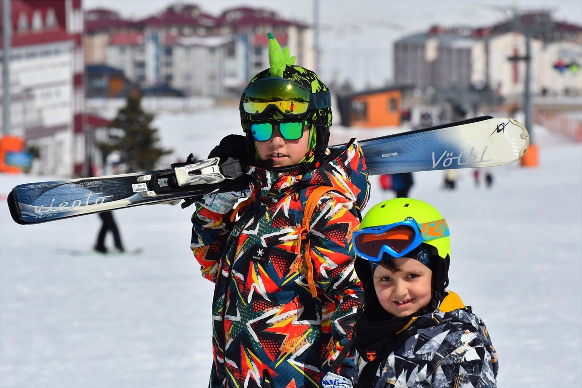 Türkiye'nin önemli kış turizm merkezleri arasında yer alan, sarıçam ormanları arasında uzun...