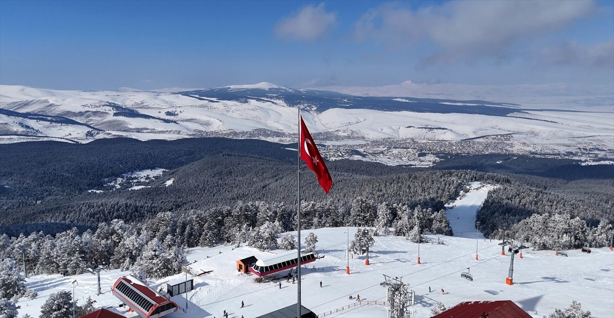Türkiye'nin önemli kış turizm merkezlerinden Kars'ın Sarıkamış ilçesindeki Sarıkamış Kayak...