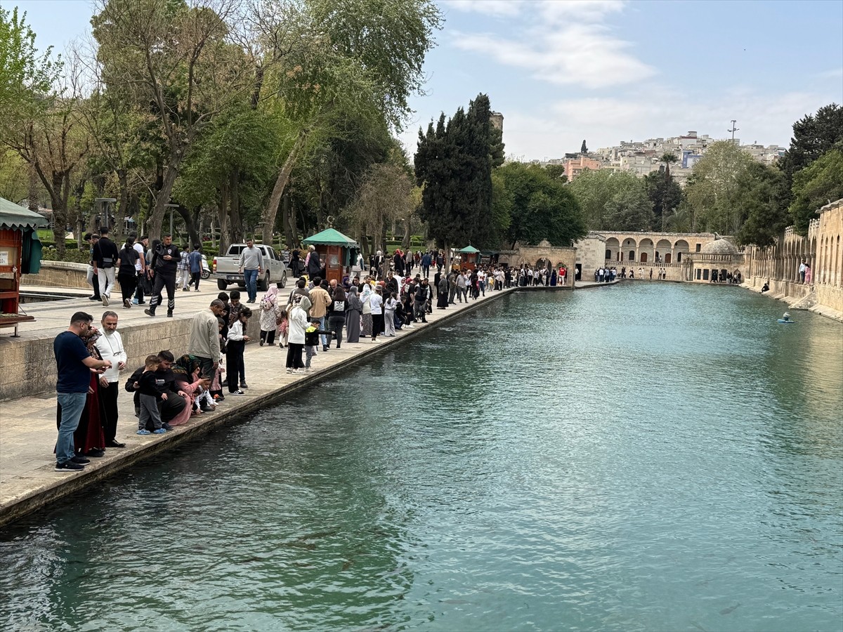 Türkiye'nin önemli turizm merkezlerinden Şanlıurfa'daki Balıklıgöl'de, Ramazan Bayramı tatili...