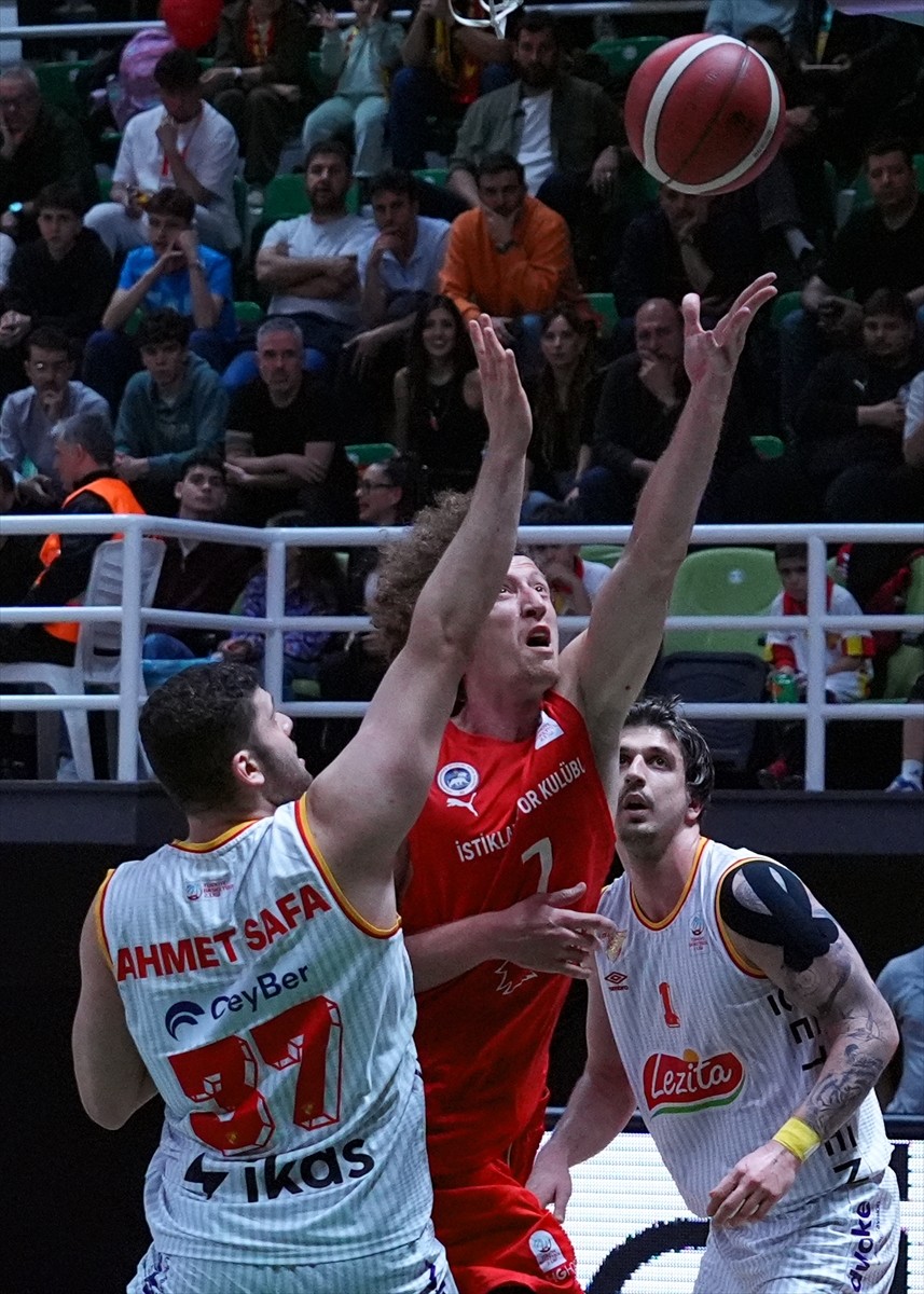 Türkiye Basketbol 2. Ligi Final Grubu ilk hafta maçında Göztepe ile Kahramanmaraş İstiklal...
