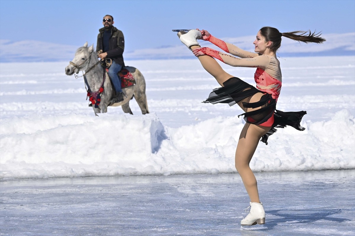 Türkiye Buz Pateni Federasyonu Senkronize Buz Pateni Kadın Milli Takımı'nın, 8 Mart Dünya Kadınlar...