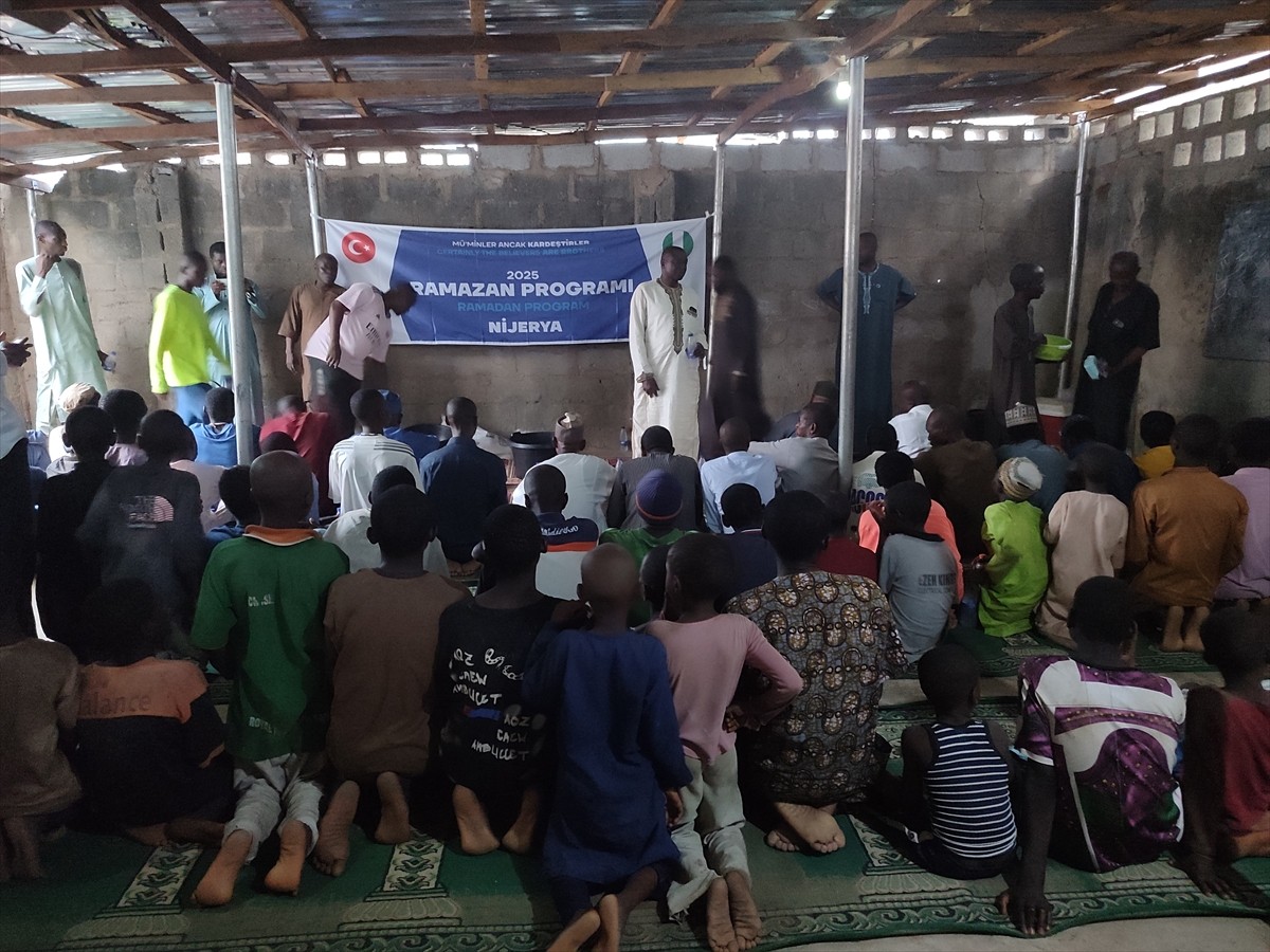 Türkiye Diyanet Vakfı (TDV), Ramazan ayında Nijerya'da iftar sofraları kurarak ihtiyaç sahiplerine...