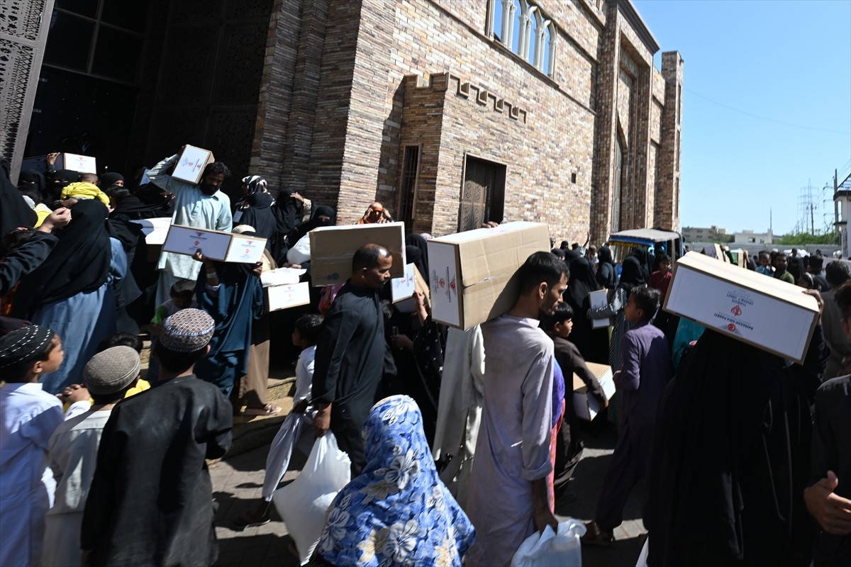 Türkiye Diyanet Vakfı (TDV), ramazan dolayısıyla Pakistan'ın Karaçi kentinde 500 gıda kolisi...