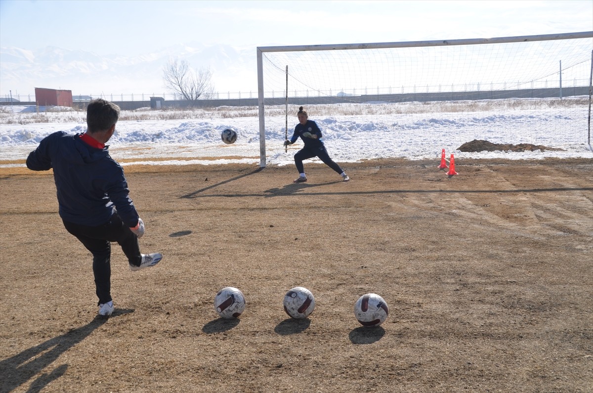 Türkiye Futbol Federasyonu Kadınlar 1. Ligi'nde mücadele eden Yüksekovaspor'un kaptanı 30...