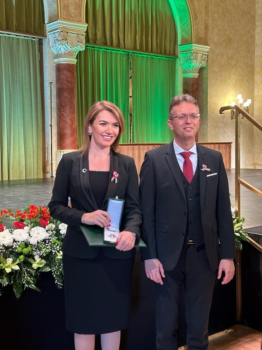 Türkiye’nin Budapeşte Büyükelçisi Gülşen Karanis Ekşioğlu (ortada) , Macaristan Devleti tarafından...