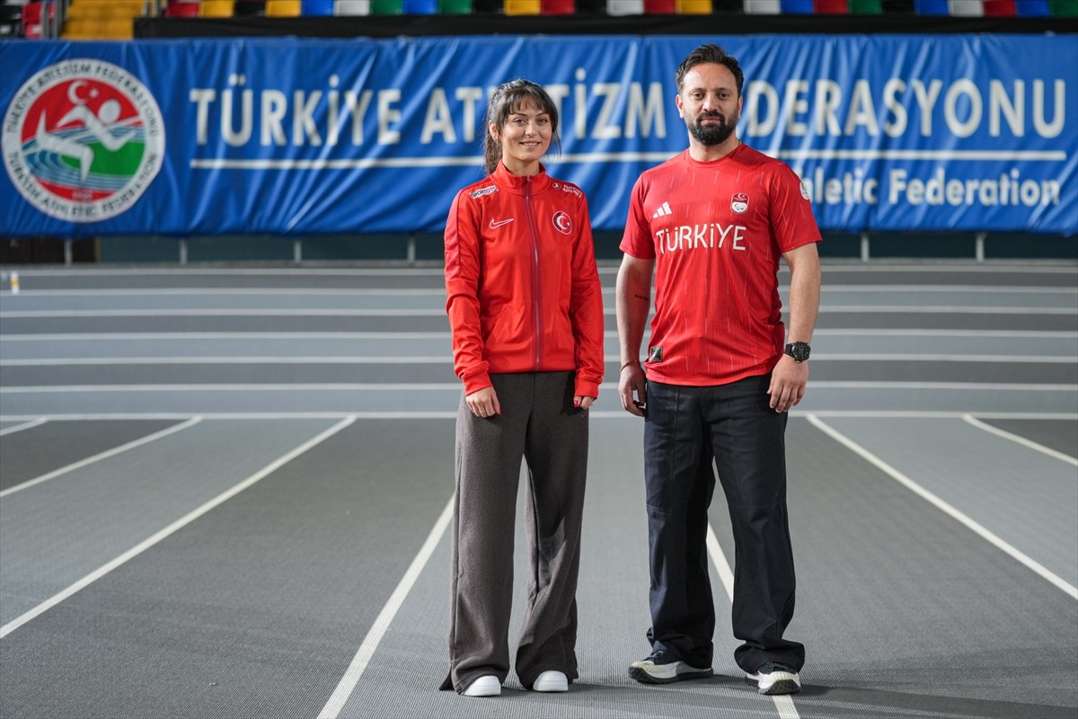 Türkiye Özel Sporcular Spor Federasyonu (TÖSSFED) Yüksek Performans Direktörü Aytunç Göz (sağda)...