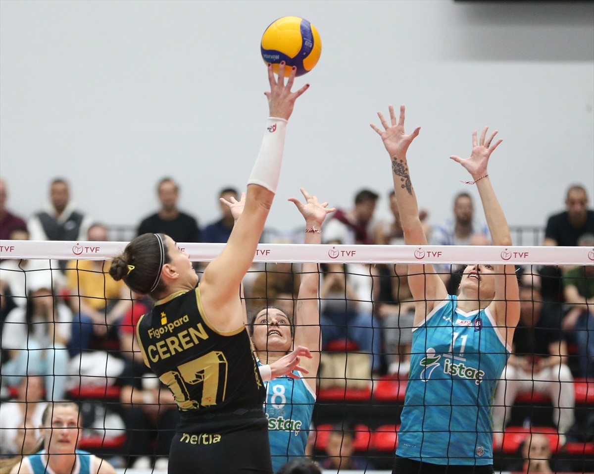 Türkiye Voleybol Federasyonu (TVF) Kadınlar 1. Lig final etabında, Papara Göztepe ile İBB Spor...