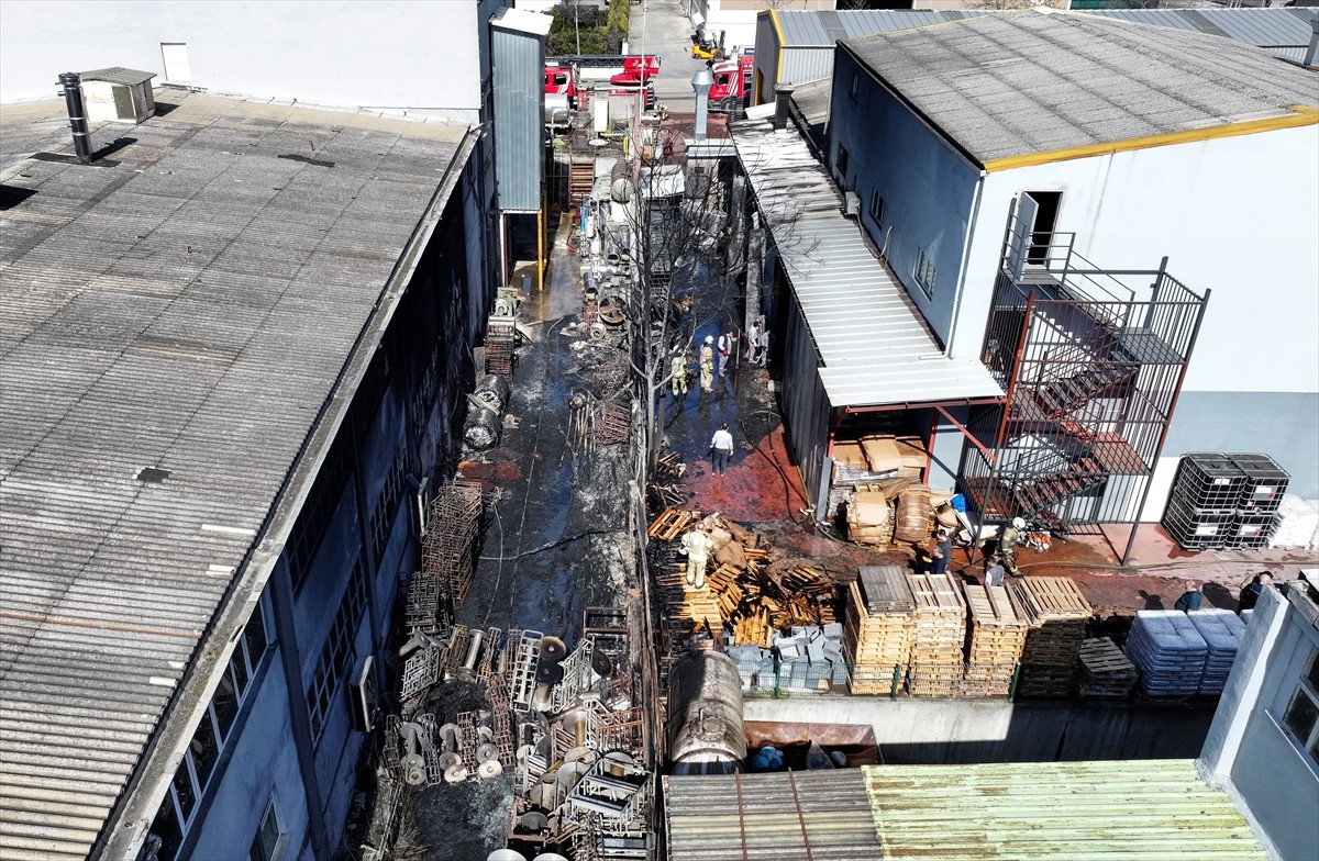 Tuzla'da açık alandaki paletlerde çıkan ve kimyasal madde üretimi yapılan fabrikaya sirayet eden...