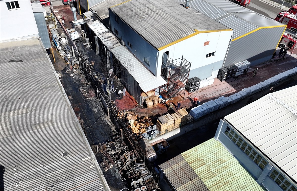 Tuzla'da açık alandaki paletlerde çıkan ve kimyasal madde üretimi yapılan fabrikaya sirayet eden...