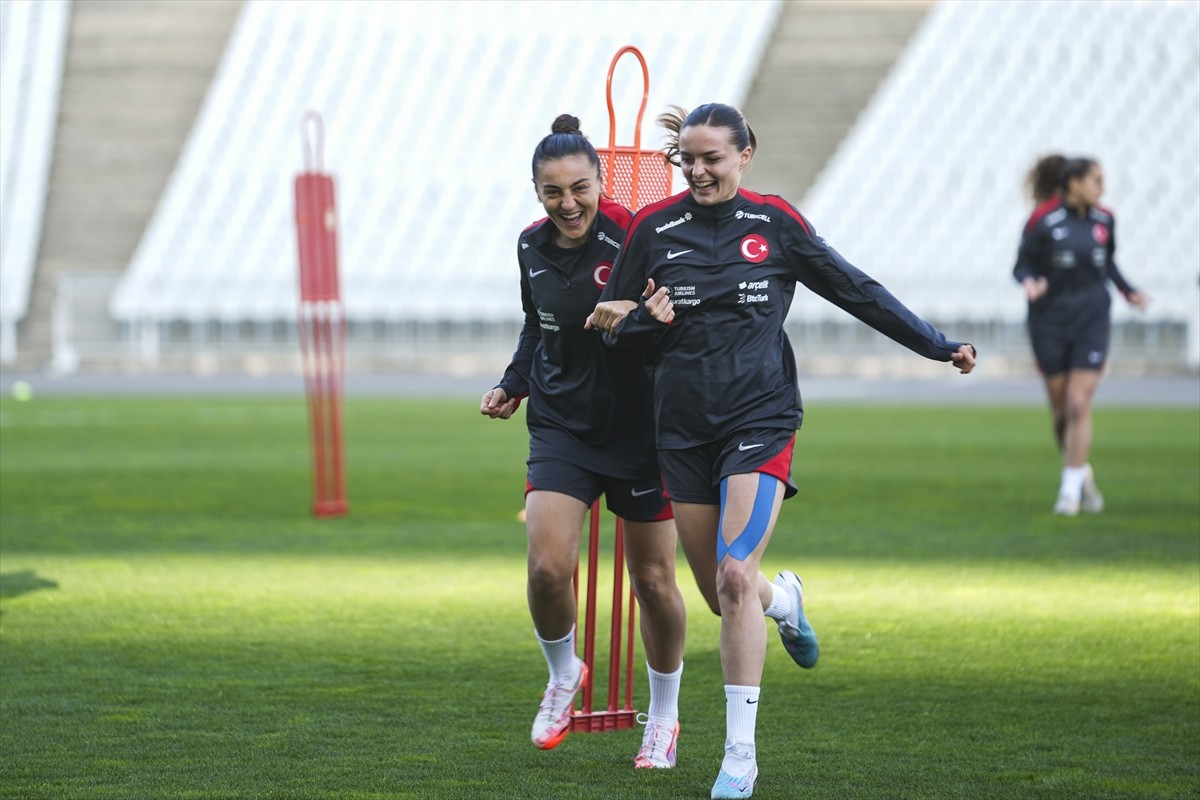 UEFA Uluslar B Ligi 2. Grup'ta Slovenya ile deplasmanda karşılaşacak A Milli Kadın Futbol Takımı...