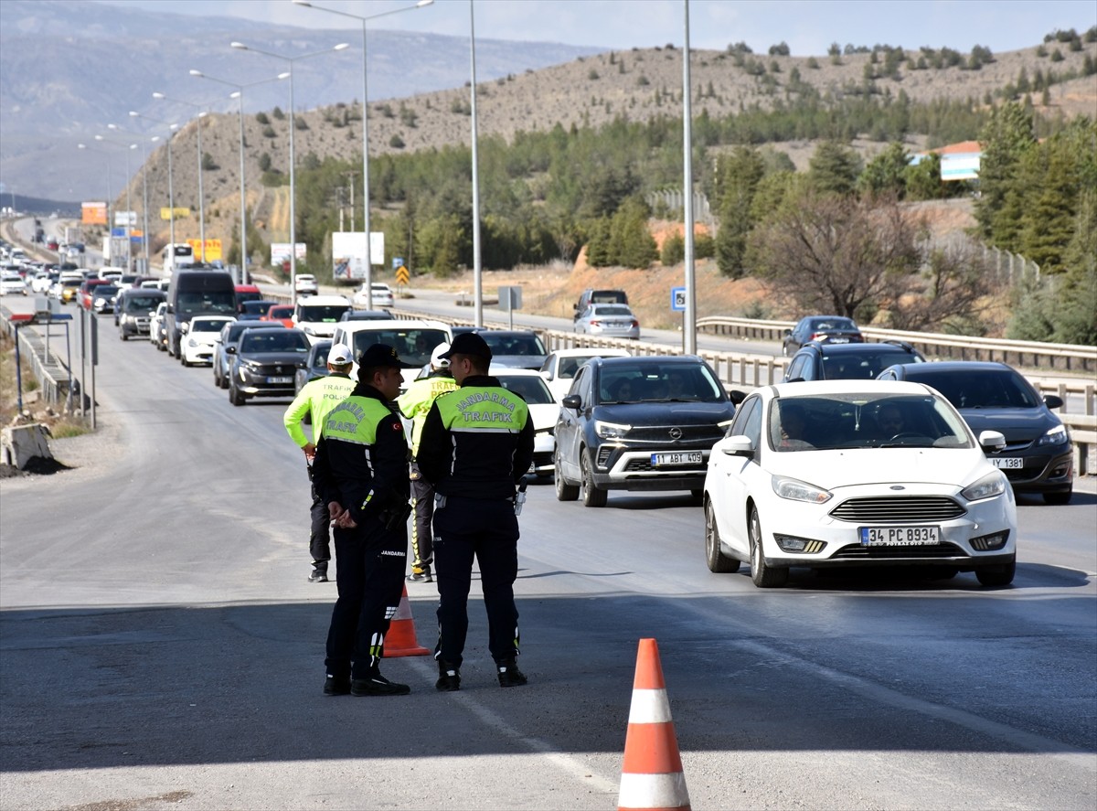 Ulaşımda 43 ilin kara yolu bağlantı noktası olan "kilit kavşak" şeklinde adlandırılan...