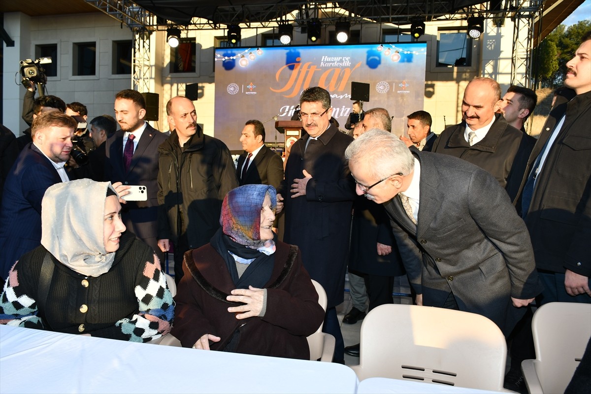 Ulaştırma ve Altyapı Bakanı Abdulkadir Uraloğlu, Batman'da düzenlenen "Huzur ve Kardeşlik İftar...