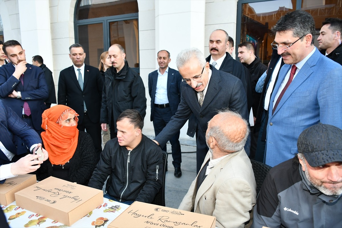 Ulaştırma ve Altyapı Bakanı Abdulkadir Uraloğlu, Batman'da düzenlenen "Huzur ve Kardeşlik İftar...