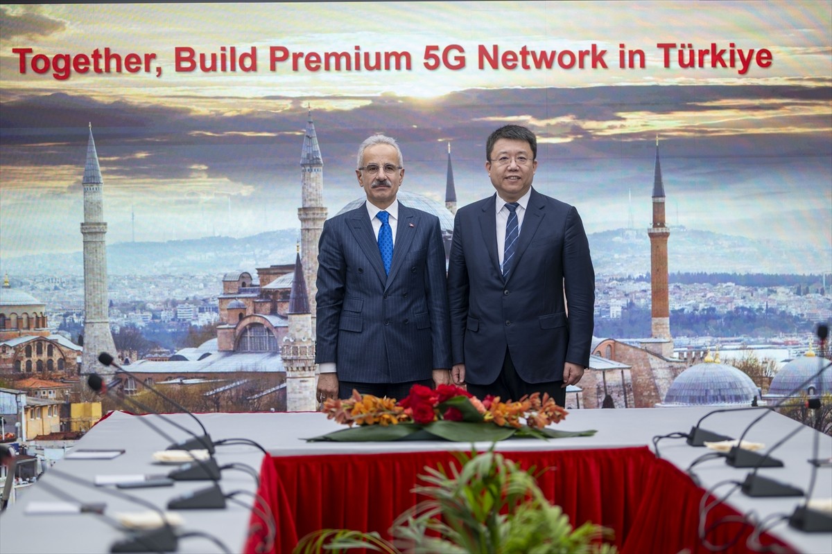 Ulaştırma ve Altyapı Bakanı Abdulkadir Uraloğlu, İspanya'nın Barselona kentinde düzenlenen Mobil...