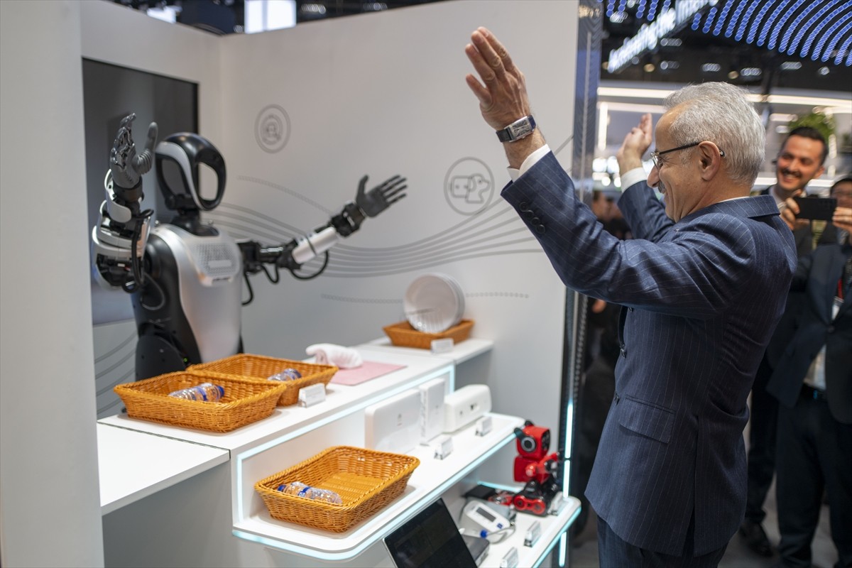 Ulaştırma ve Altyapı Bakanı Abdulkadir Uraloğlu, İspanya'nın Barselona kentinde düzenlenen Mobil...