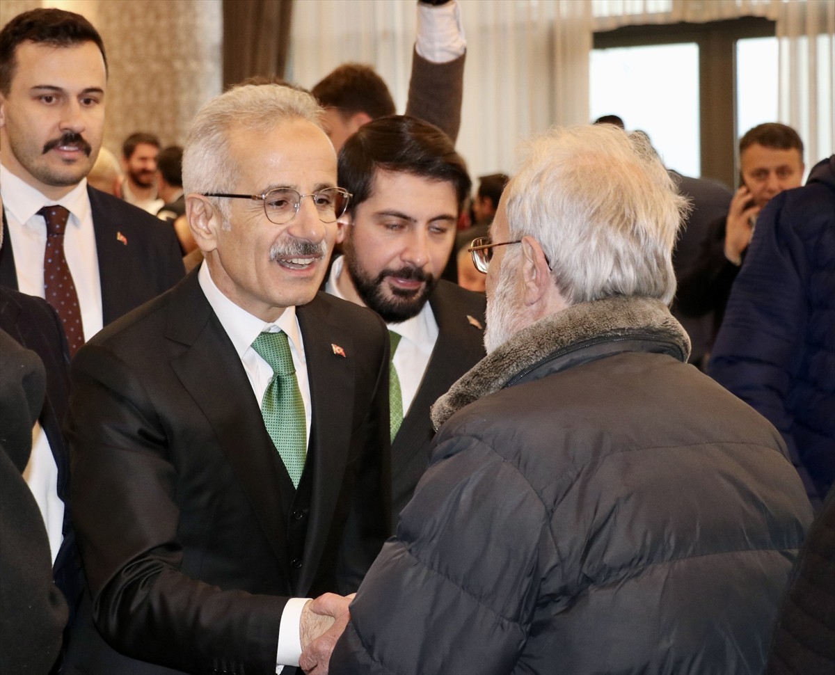 Ulaştırma ve Altyapı Bakanı Abdulkadir Uraloğlu (solda), bir otelde düzenlenen "Dünden Bugüne...