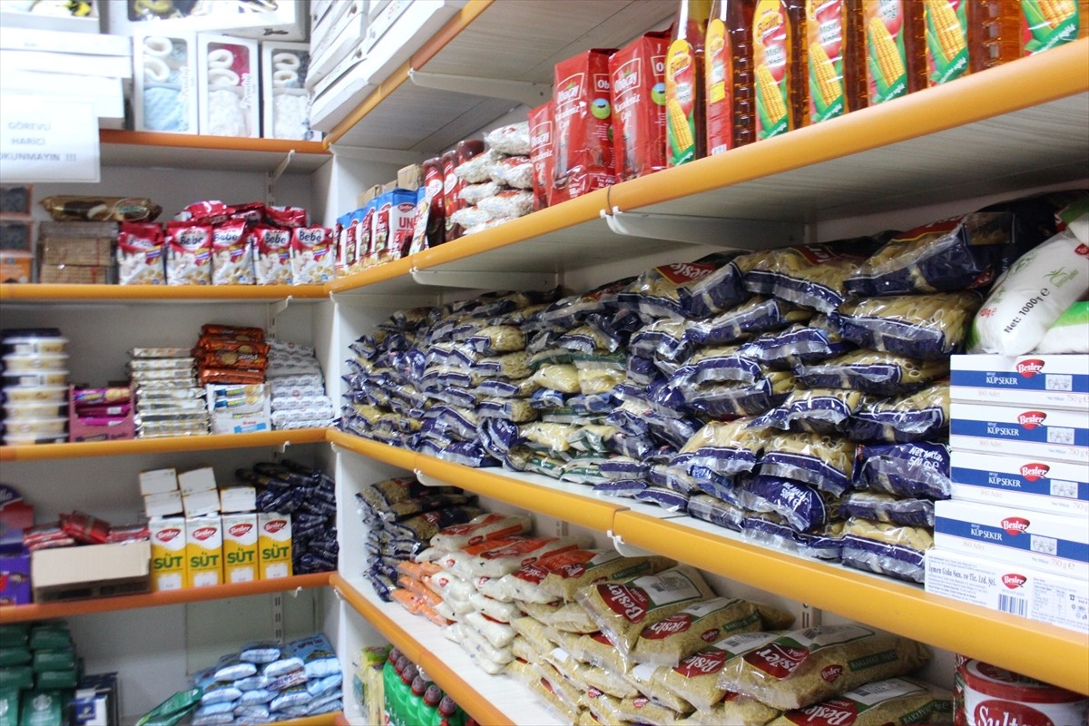 Ümraniye'de muhtarlık yapan Ahmet Şahin, Kazım Karabekir Mahallesi Muhtarlığının bir odasını adeta...