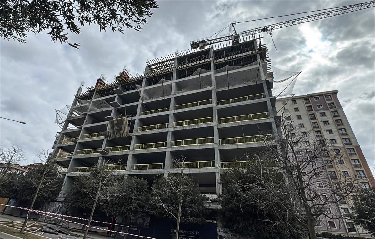 Ümraniye Atakent Mahallesi Akdeniz Caddesi'ndeki 7 katlı bina inşaatının 5. katındaki iskelenin...