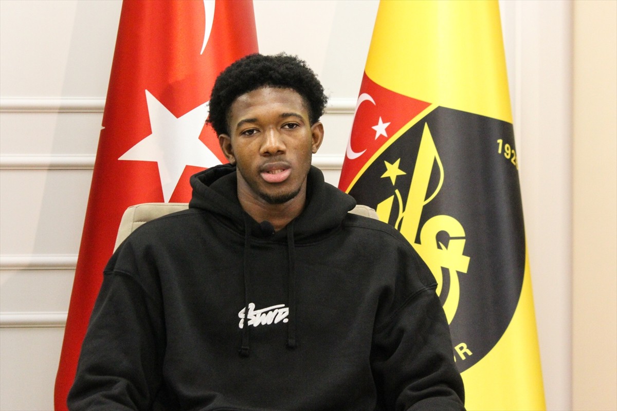 Üniversite eğitimi için memleketi Mali'den İstanbul'a gelen İstanbulspor'un 22 yaşındaki oyuncusu...