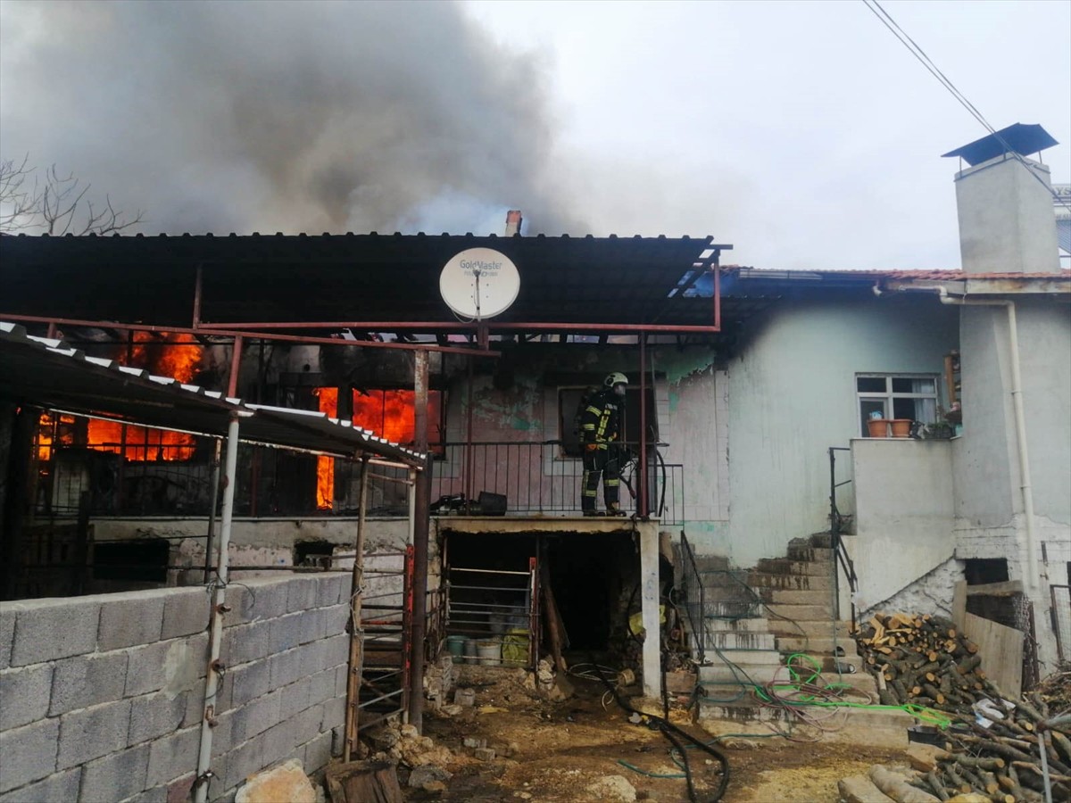 Uşak'ta müstakil evde çıkan yangın itfaiye ekiplerince söndürüldü.