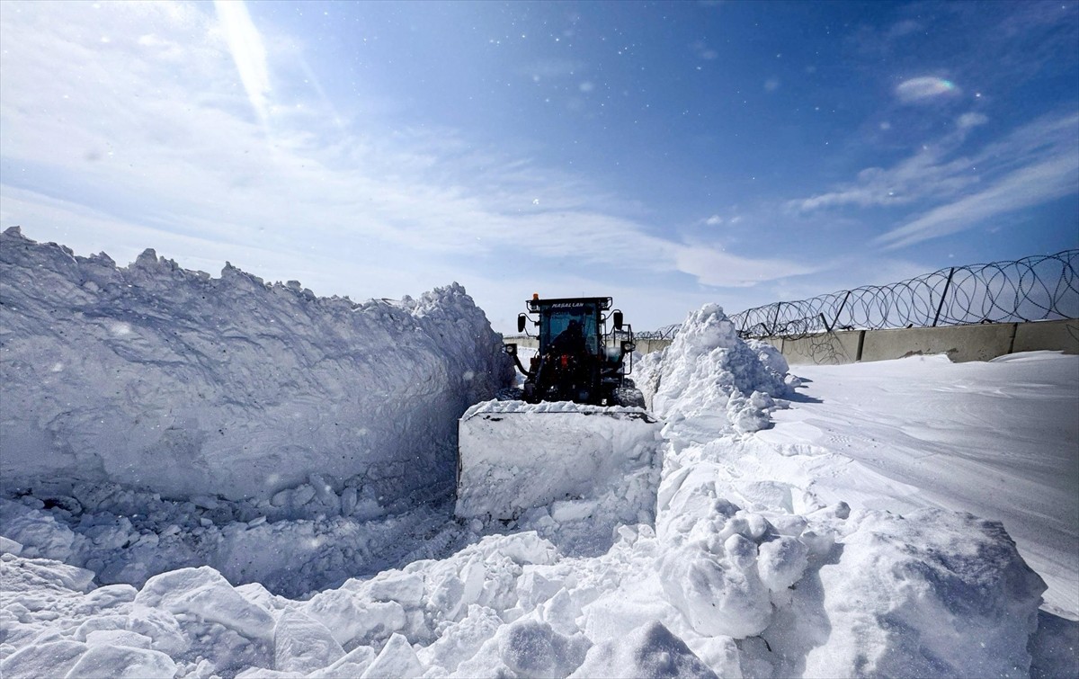 Van'da belediye ekipleri, İran sınırında kar ve tipi nedeniyle kapanan yolları ulaşıma...