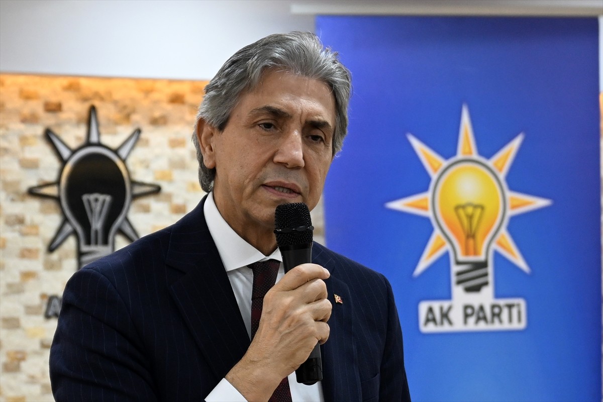 Van'daki programları kapsamında AK Parti İl Başkanlığı'nı ziyaret ederek partililerle bir araya...
