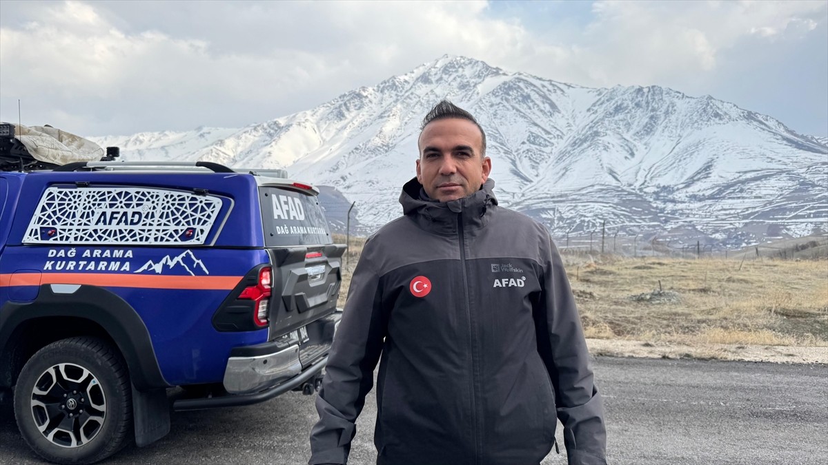 Van'ın Gevaş ilçesinde Artos Dağı'nda mahsur kalan dağcı grup, ekiplerce kurtarıldı. AFAD İl...