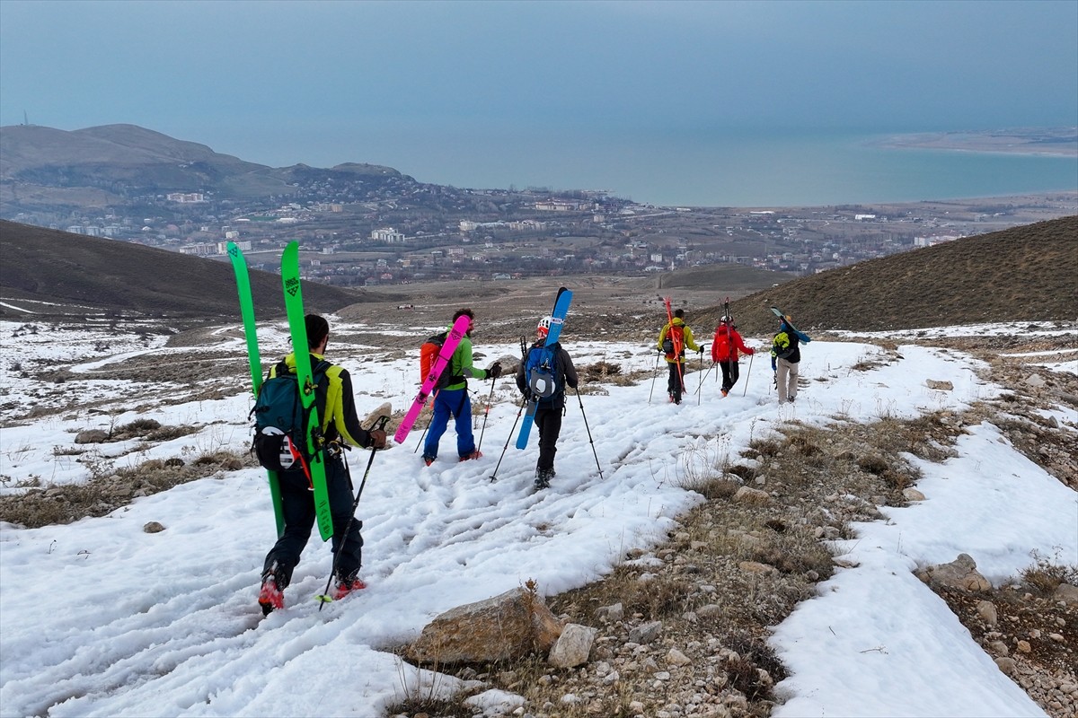 Van'ın Gevaş ilçesinde Artos Dağı'nda mahsur kalan dağcı grup, ekiplerce kurtarıldı. Alandaki 9...