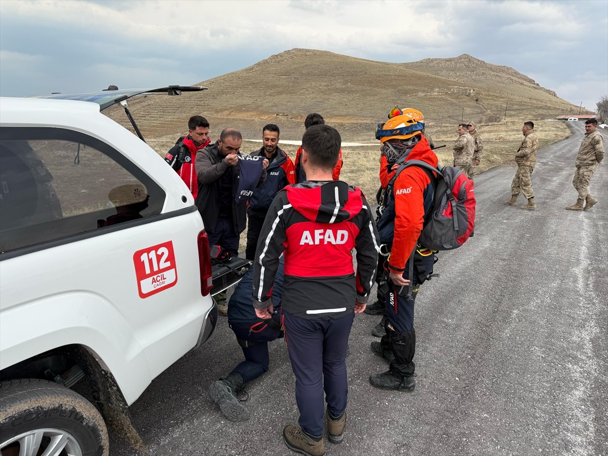 Van'ın Gevaş ilçesinde Artos Dağı'nda mahsur kalan dağcıları kurtarmak için çalışma başlatıldı....