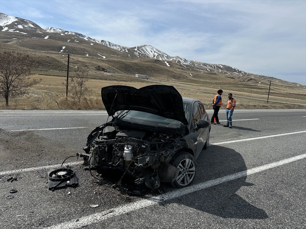 Van'ın Muradiye ilçesinde iki otomobilin çarpışması sonucu 6 kişi yaralandı. Çarpışma sonrası bir...
