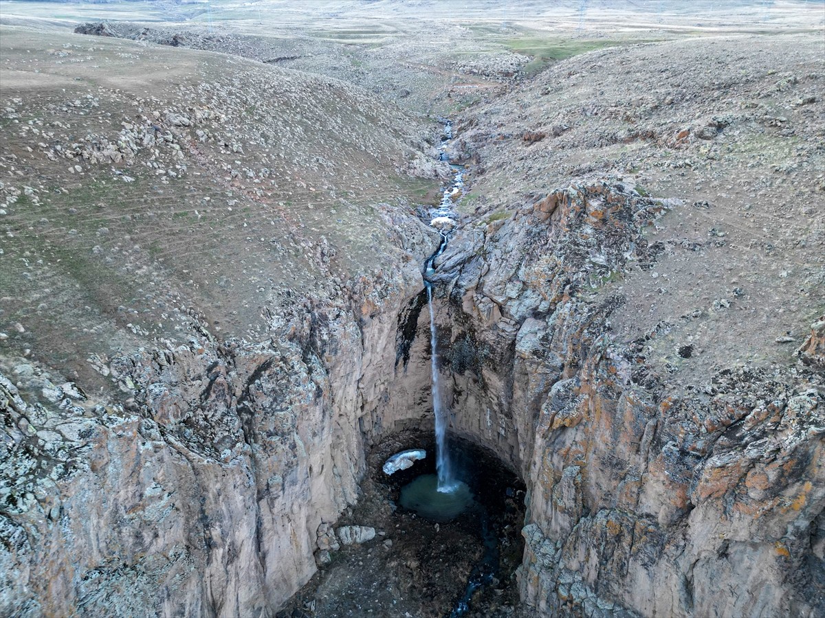 Van'ın Muradiye ilçesinde yaz döneminde kuruyan Yaşar Kemal Şelalesi, karların erimesiyle yeniden...