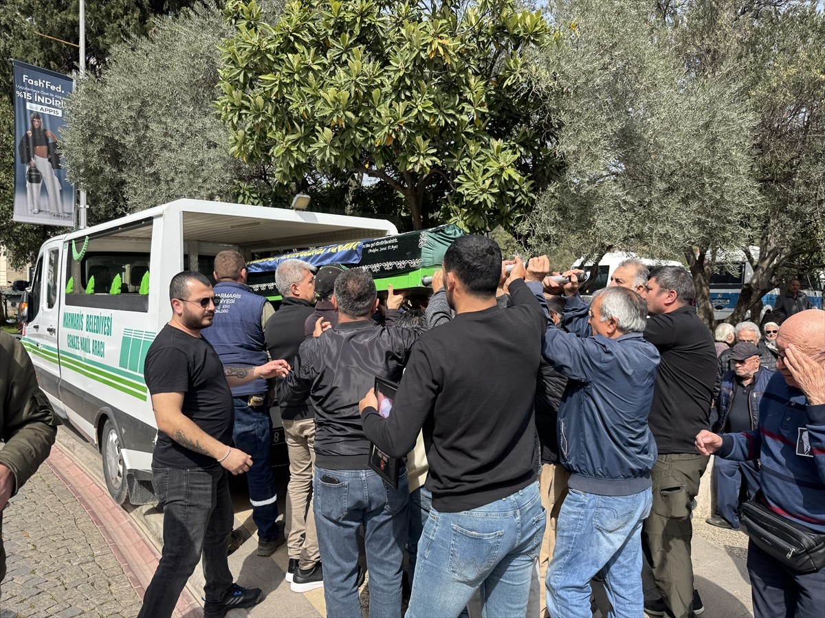 Vefat eden gazeteci Sencer Güneşsoy'un cenazesi, Muğla'nın Marmaris ilçesinde düzenlenen törenin...