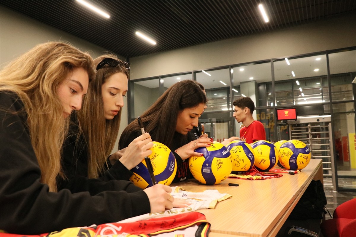 Vodafone Sultanlar Ligi'nde mücadele etmeye hak kazanan Papara Göztepe'nin kupası, düzenlenen...