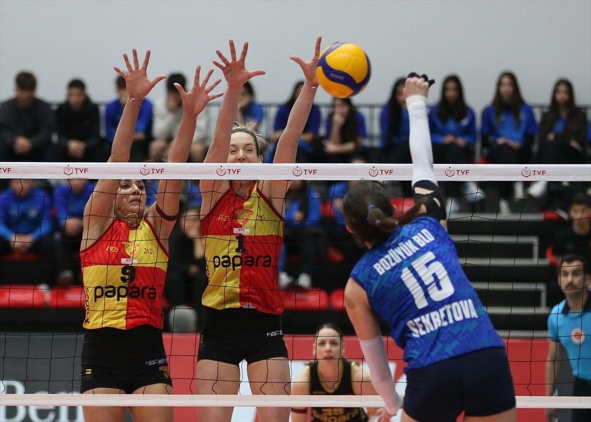 Voleybolda KFC Kadınlar 1. Ligi'nin yarı final etabında Papara Göztepe ile Bozüyük Belediye Eğitim...