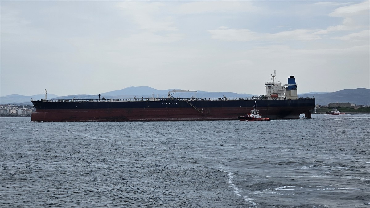 Yalova'ya tersane bakımına götürülen 274 metrelik tanker, Çanakkale Boğazı'ndan geçirildi. 