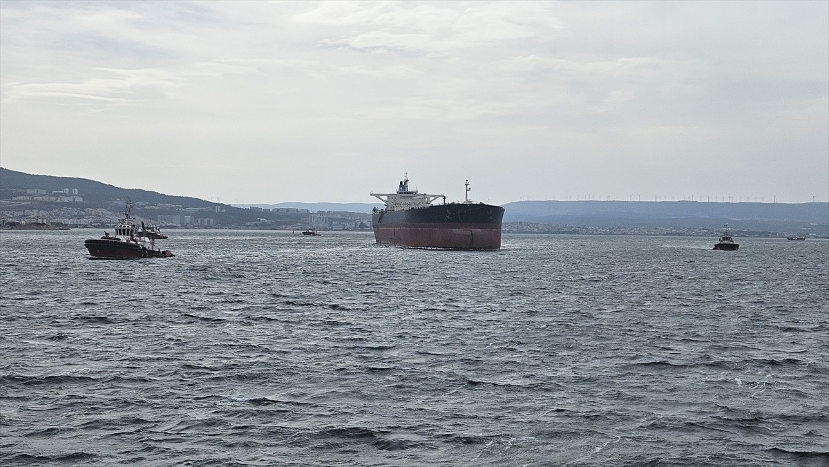 Yalova'ya tersane bakımına götürülen 274 metrelik tanker, Çanakkale Boğazı'ndan geçirildi. 
