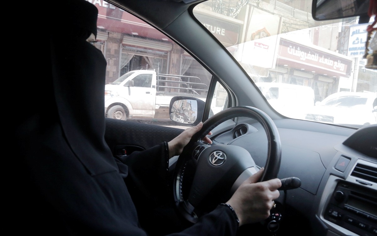 Yemen'in başkenti Sana'da kadınlar, "Havva'nın Yolculuğu" projesi kapsamında, yolcuları kadın ve...