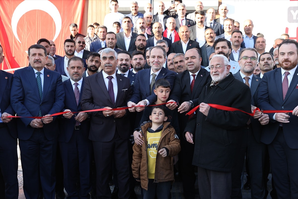 Yeniden Refah Partisi Genel Başkanı Fatih Erbakan, Şanlıurfa'da Emekliler Yaşam Merkezi açılışına...